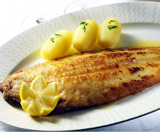 Gebakken zeetong met aardappels en sla